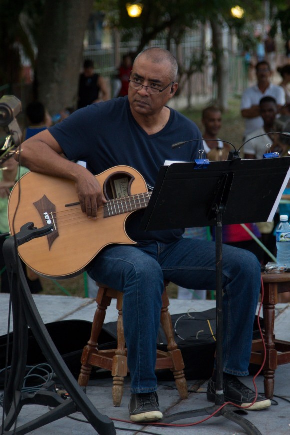 Silvio Rodríguez dedicó su concierto número 67 de la gira por los barrios al 50 Aniversario de la Fundación del Centro Nacional de Investigaciones Científicas. Foto: Alejandro Ramírez Anderson/ Cubadebate