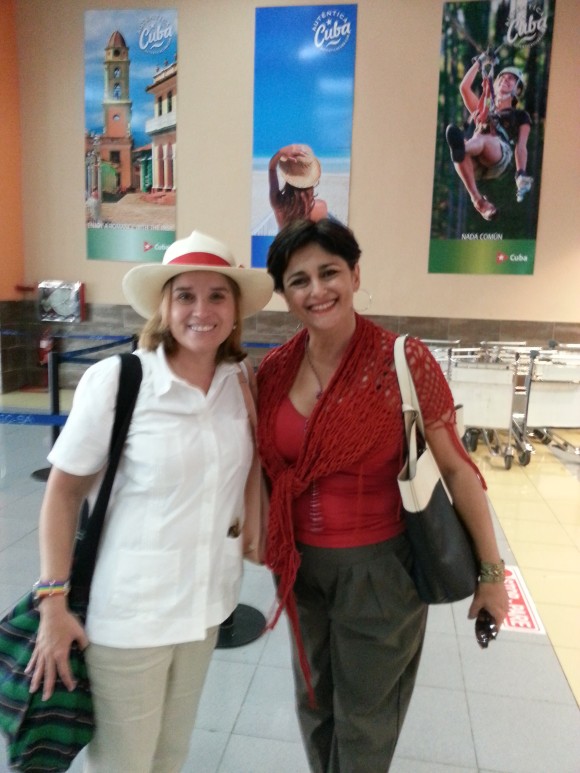 La Sra. Carmen Yulín Cruz, alcaldesa de San Juan, en el aeropuerto de  La Habana. Con la cordialidad y sencillez que la caracteriza, nos permitió compartir su imagen, que concluye un primer viaje privado.