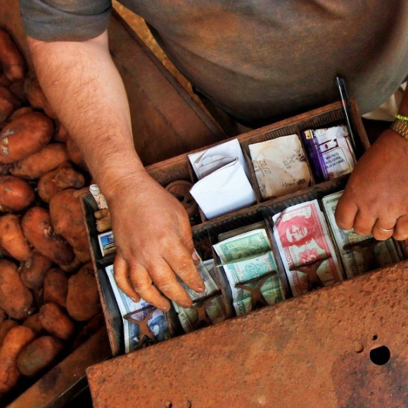 Pesos cubanos en un mercado en La Habana, Cuba. Foto: Desmond Boylan