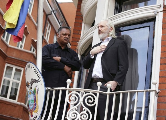El fundador de WikiLeaks, Julian Assange y el reverendo Jesse Jackson, de EU, en el balcón de la Embajada del Ecuador en el centro de Londres. Foto Ap