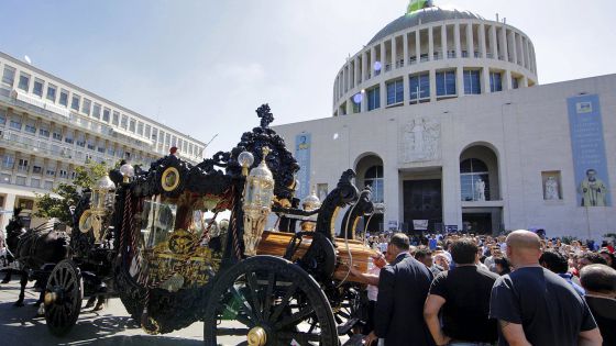 Una antigua carroza negra lleva el cuerpo de Vittorio Casamonica hasta la iglesia Don Bosco en Roma (Italia), el 20 de agosto de 2015. / STRINGER/ITALY