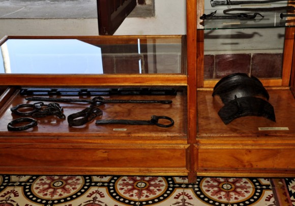 Grilletes y otros objetos utilizados por los esclavistas. Foto: Roberto Garaicoa