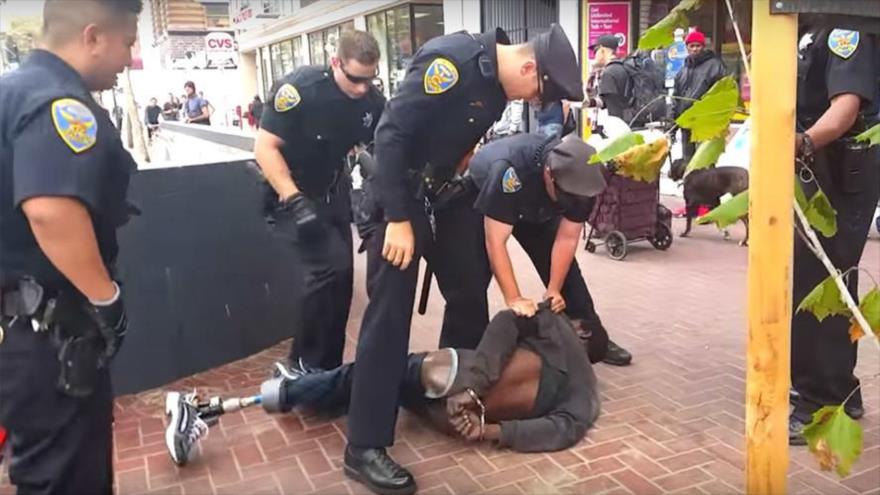 Polic%c3%adas-estadounidenses-tiran-al-suelo-a-un-afroamericano-discapacitado-en-la-ciudad-de-San-Francisco.jpg