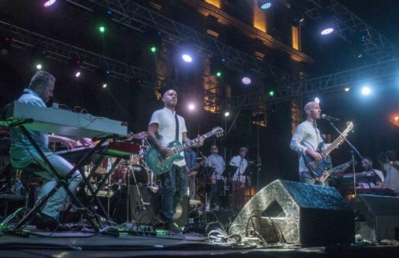 Actuación del grupo cubano Buena Fe, durante un concierto junto a la banda boricua Cultura Profética, en la plaza de San Francisco de Asís, en La Habana, Cuba, el 1 de agosto de 2015. AIN FOTO/Abel ERNESTO/sdl