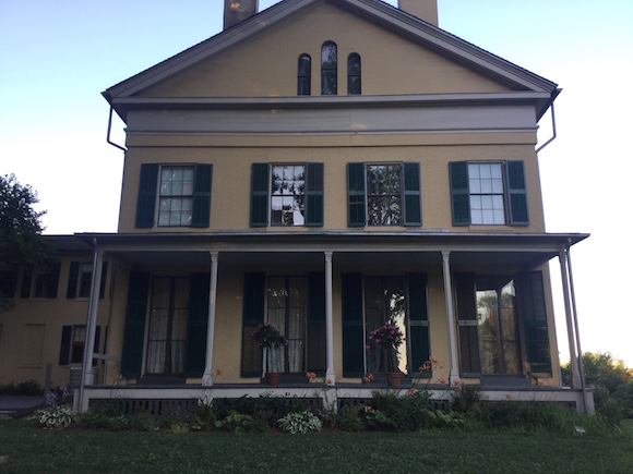 Otra vista de la casa-museo de Emily Dickinson.