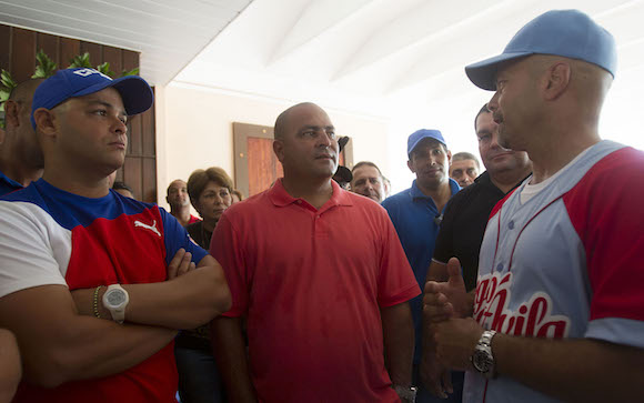 Gerardo Hernandez con peloteros del equipo de Ciego de Avila. Foto: Ismael Francisco/Cubadebate.