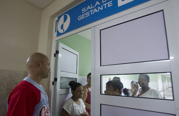 Visita Gerardo Hernandez al Hospital Provincial de Ciego de Avila. Foto: Ismael Francisco/Cubadebate