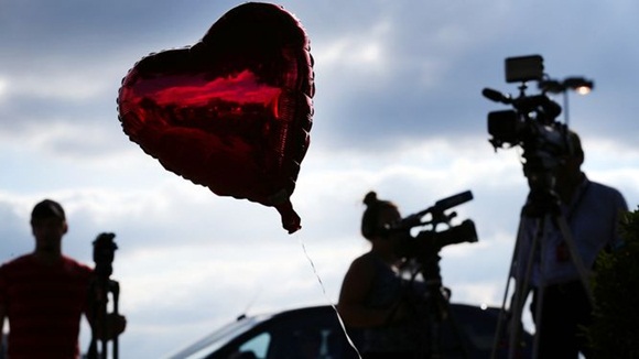 Flores, velas y mensajes en memoria de los dos periodistas asesinados en Roanoke, Virginia (EEUU), el 26 de agosto de 2015.