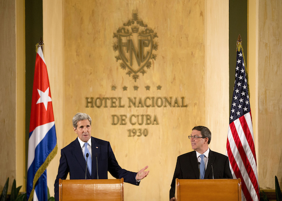 El Secretario de Estado John Kerry y el Canciller cubano Bruno Rodríguez. Foto: Pablo Martínez/ AP
