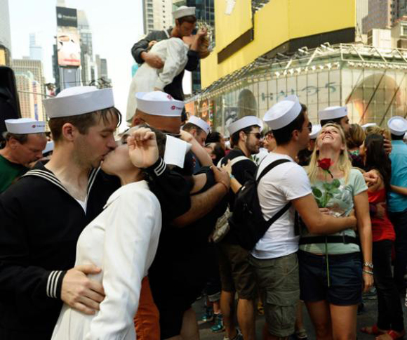 Parejas se besan en Times Square. Foto: AFP