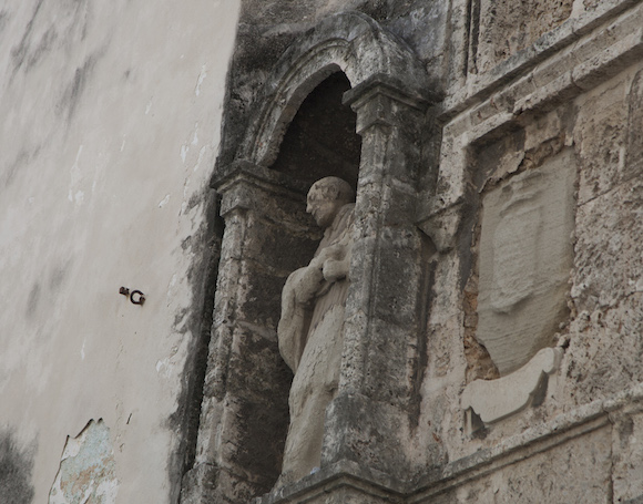 Portón original del Seminario de San Carlos y San Ambrosio, por la calle San Ignacio, de La Habana Vieja. Foto: Ismael Francisco/ Cubadebate