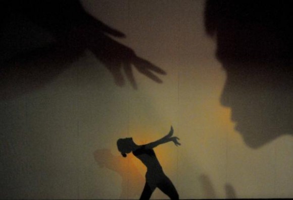 Pieza de Teatro Mudo; ¡Que levante la mano quien quiera divertirse!, durante la presentación del Teatro de Sombras Kageboushi, de Japón, realizada en la Sala Covarrubias, del Teatro Nacional de Cuba, en La Habana, el 5 de agosto del 2015. AIN FOTO/Oriol de la Cruz ATENCIO/rrcc
