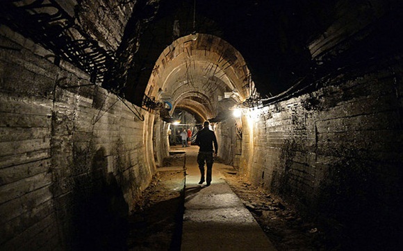Un equipo de periodistas entra en instalaciones de uno de los túneles cercanos al legendario tren nazi en Polonia.