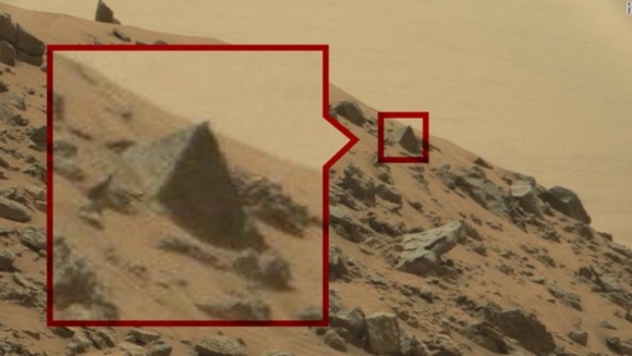 Por años, los teóricos de las conspiraciones –con vista de lince– han buscado detenidamente en las fotos que transmitió la sonda de la NASA a la Tierra y han “descubierto” misteriosos objetos que dicen que prueban la existencia de actividad extraterrestre en Marte.
