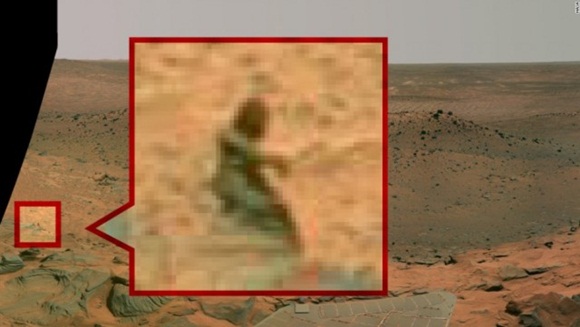 Por años, los teóricos de las conspiraciones –con vista de lince– han buscado detenidamente en las fotos que transmitió la sonda de la NASA a la Tierra y han “descubierto” misteriosos objetos que dicen que prueban la existencia de actividad extraterrestre en Marte.