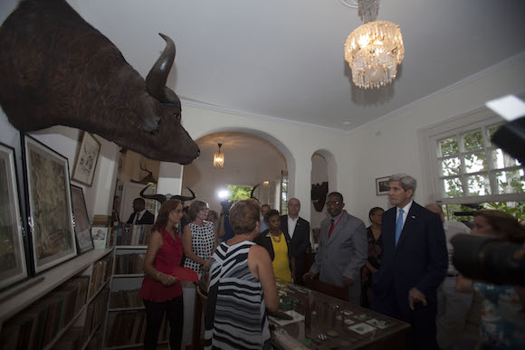 Kerry visita la casa donde vivió Ernest Hemingway. Foto: Ismael Francisco/ Cubadebate