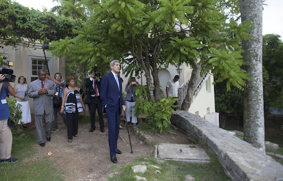 Kerry visita la casa donde vivió Ernest Hemingway. Foto: Ismael Francisco/ Cubadebate