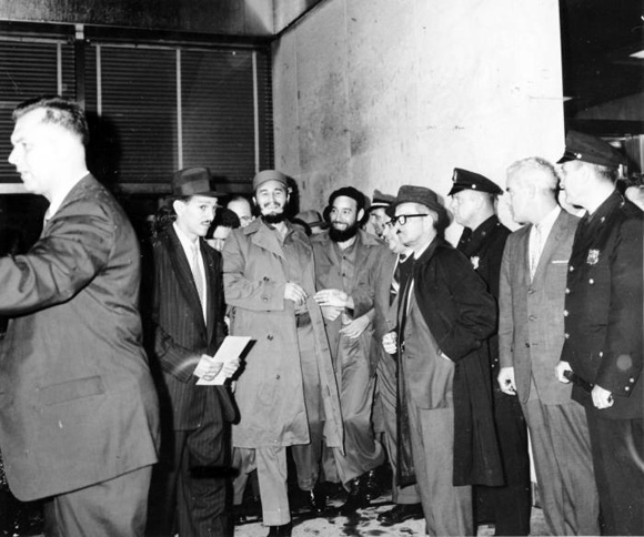 Fidel llega a las 1130 de la noche (20-9-60) al hotel Theresa en Harlem, luego de ser recibido por Dag Hammarskjold, secretario general de la ONU. Foto: Prensa Latina