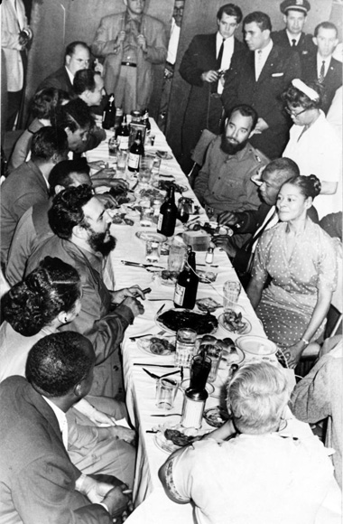 Fidel Castro acompañado por Juan Almeida, Celia Sánchez y otros miembros de la delegación cubana, bajan al comedor de los trabajadores del hotel Theresa. Foto: Alberto Korda