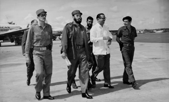 Fidel Castro camina hacia el avión que lo conducirá a él y a la delegación cubana que participará en el XV Periodo de Sesiones de la Asamblea General de la ONU en Nueva York. Foto: Alberto Korda