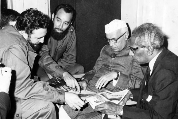 25 El primer ministro de la India, Jawaharlal Nehru sostuvo una cordial entrevista con Fidel en el hotel Theresa, en Harlem, a donde llegó pasadas las 6 de la tarde junto con el canciller V. Krishna Menon. Foto Prensa Latina