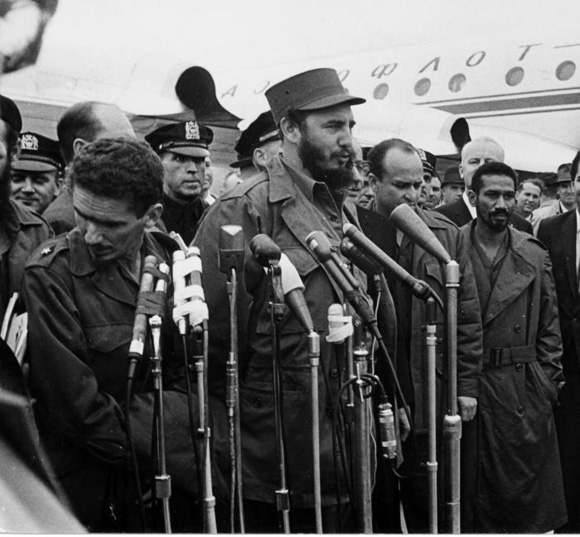 Momentos antes de abordar el avión de la linea aerea AEROFLOT que el gobierno de la URSS facilitó a Cuba, Fidel Castro ofrece unas breves declaraciones de despedida. Foto: Alberto Korda