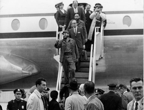 Fidel desciende la escalerilla del avión en aerpuerto internacional Idlewild, en Nueva York. Foto: Alberto Korda