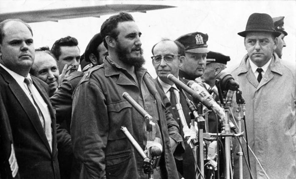 Ante numerosos microfonos Fidel Castro formula sus primeras declaraciones al llegar al aerpuerto internacional Idlewild, en Nueva York (hoy John F. Kennedy). Foto: Alberto Korda