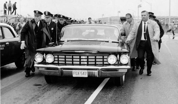 Policías y agentes de seguridad rodean el automóvil que conduce a Fidel Castro a la salida del aeropuerto internacional Idlewild, en Nueva York (hoy John F. Kennedy). Foto: Prensa Latina