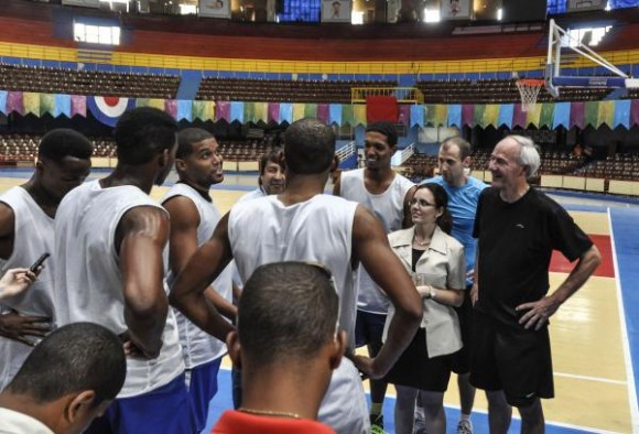 Asa Hutchinson (D) , gobernador de Arkansas durante un juego amistoso con el equipo Capitalinos de baloncesto, en el Coliseo de la Ciudad Deportiva en La Habana, el 29 de septiembre de 2015. AIN FOTO/Marcelino VAZQUEZ HERNANDEZ/rrcc