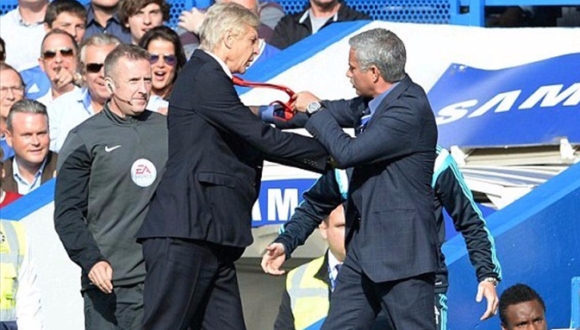 Arsene Wegner, DT del Arsenal (izquierda) y José Mourinho, su homólogo del Chelsea se dan un extraño saludo antes de comenzar el encuentro disputado hoy en Londres. Foto: Wires