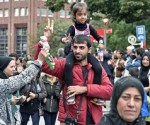 Bienvenida a migrantes en la ciudad alemana de Dortmund, donde voluntarios regalaron alimentos y juguetes para los niños; lo mismo ocurrió en las estaciones de tren de Múnich y Fráncfort Foto Ap