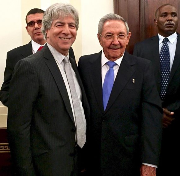 Bob Schwartz, productor televisivo y coordinador junto al ex Fiscal General Ramsey Clarke de nuemorsas acciones de solidaridad con Cuba. Junto a Raúl Castro en Nueva York, 27 de septiembre de 2015. Foto tomada de su cuenta de Facebook.