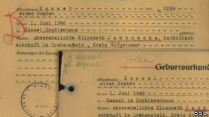 Certificado que prueba que los mellizos nacieron en la ciudad alemana de Kassel.