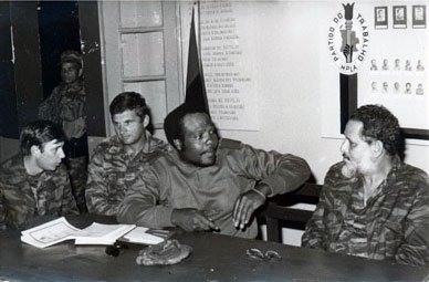 Junto a un Comandante angolano y un asesor militar soviético durante el conflicto en Angola