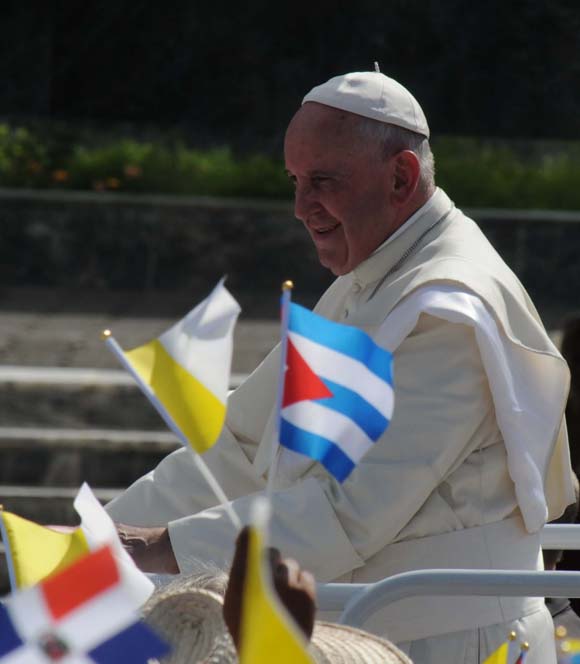 Recorrido del Papa y saluda a los presentes. Foto: José Céspedes.