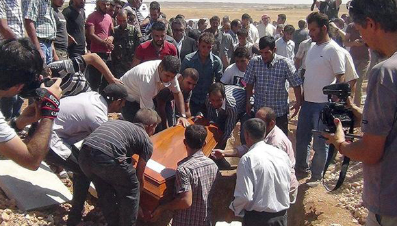 Dolor en el entierro de Aylan Kurdi, su hermano y su mamá. Foto: EFE