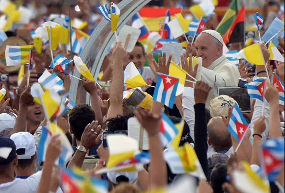 El Papa Francisco en la Plaza de la Revolución rodeado del pueblo cubano.