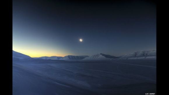 El ganador absoluto entre todas las categorías fue el fotógrafo francés Luc Jamet, quien tomó esta fotografía de un eclipse solar el 20 de marzo de 2015, visto desde Svalbard, Noruega.
