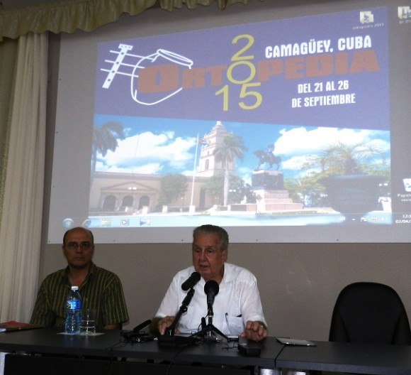 El profesor Rodrigo Álvarez Cambra presidirá el Congreso de la Sociedad Cubana de Ortopedia. Foto: Lázaro David Najarro