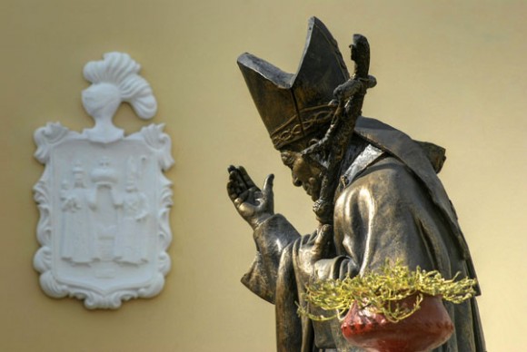Escultura de Juan Pablo II en el atrio derecho de la Catedral de San Isidoro de Holguín. Foto: AIN