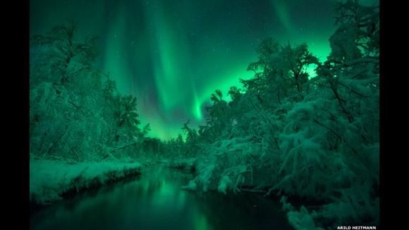 Esta imagen fue tomada en Skanland, Noruega, por Arild Heitmann. El fotógrafo pasó más de dos horas sumergido en este río con temperaturas que rondaban los -15º grados.