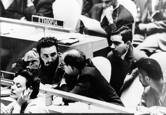  Fidel Castro comenta con el canciller Raúl Roa la intevención que ofrece Nikita Jruschov, Primer Ministro de la URSS. A la derecha el comandante Juan Almeida y detrás, Raúl Roa Kourí. Foto: Korda, Alberto. 