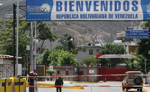 El pueblo venezolano apoya medidas en la frontera con Colombia. Foto: EFE