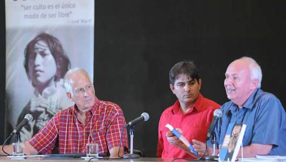 De izquierda a derecha: Alberto Prieto Rozos, el autor del texto Abel Enrique González Santamaría, y David Deutschmann, durante la presentación. Foto: Jose M. Correa/ Granma
