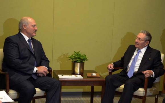 Raúl se entrevistó con Alexander Lukashenko, presidente de la Repú­blica de Belarús. Fotos: Estudios Revolución.