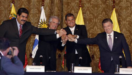 Los presidentes de Venezuela, Nicolás Maduro; Uruguay, Tabaré Vázquez; Ecuador, Rafael Correa, y Colombia, Juan Manuel Santos, tras el encuentro celebrado ayer en Quito. (Foto Ap)