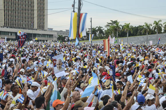 Una gran multitud en la Plaza de la Revolución asistió a la Santa Misa. Foto: Kaloian/ Cubadebate.