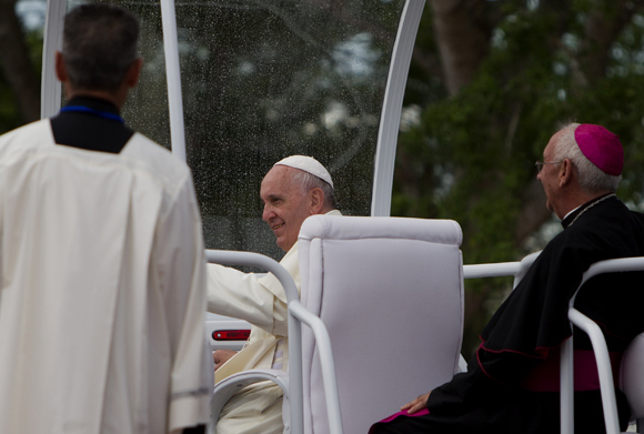 El Papa Francisco se despide de Holguín para ir a su último destino: Santiago de Cuba. Foto: Ladyrene Pérez / Cubadebate