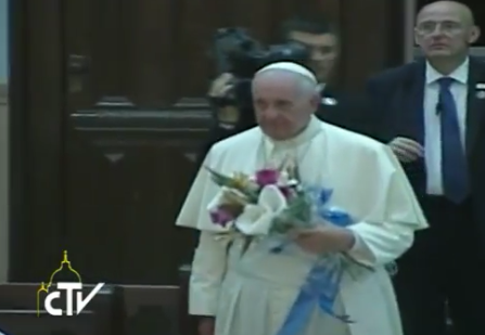 Papa con flores a la caridad